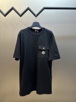 Moncler 标识口袋短袖 定制水韵摩尔平纹织锦 胸前口袋成为视觉焦点 标志性Moncler标识绣标点缀其上 增添品牌辨识度 模版机开袋 预设的模板来指导开袋
