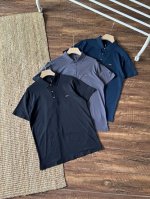 杰尼亚冰丝商务休闲短袖polo 采用高级冰丝面料 具有极佳的透气性和吸湿性 能够帮助穿着者在炎炎夏日中保持干爽 其柔软度高 触感凉爽顺滑 贴身舒适 且具有吸湿速