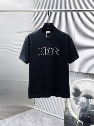 迪奥 Dior 2025Ss新款 半袖 体恤 短袖 圆领T恤，高端版本！专柜定制面料 透气舒适度高，细节无可挑剔，品牌元素设计理念，体现高品质。手感细腻柔软！呈