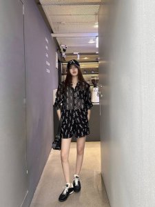强烈推荐 Ysl*2025春夏新款 印花网纱长袖套装 上身就是满满的时髦高级感 巨拉风 自带气场 超轻薄面料 质感很奈斯 时髦又高级 颜色超级正 上身显白又显瘦
