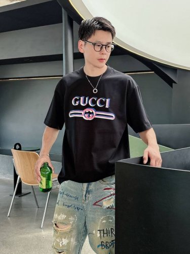 gucc1* 顶级货品2025春夏新款首发专柜最新款短袖圆领T恤 高端订制 设计前卫时尚！品牌Logo重工艺设计 高端定制260克面料.手感柔软.穿着舒适.专柜