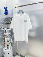 pra*普拉达 2025夏季新款大幅字母Logo短袖Tee 专柜同步有售，原单狠货，时尚 进口原版科技面料，上身舒适透气，原版定制五金辅料，上身帅气有型，三标齐