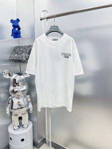 pra*普拉达 2025夏季新款大幅字母Logo短袖Tee 专柜同步有售，原单狠货，时尚 进口原版科技面料，上身舒适透气，原版定制五金辅料，上身帅气有型，三标齐