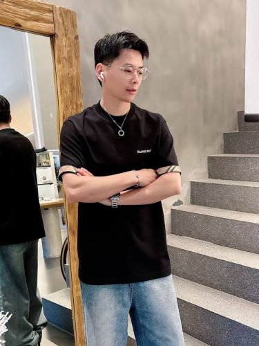巴宝短袖系列 季度：2025春夏 颜色：黑色 白色 尺码: M-5Xl 版型：微阔版型 克重：230克 成份：100%棉 面料纹路平整 手感棉柔细腻 工艺：潮棉