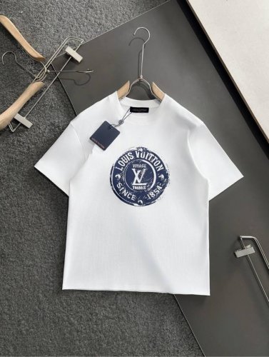 lv 路易威登 25Ss夏季新款圆领短袖T恤！270克重磅高端纯棉面料，手感质感都极完美！修身裁剪设计干净利落！时尚又好看！走线做工非常精致！版型效果超赞！而且
