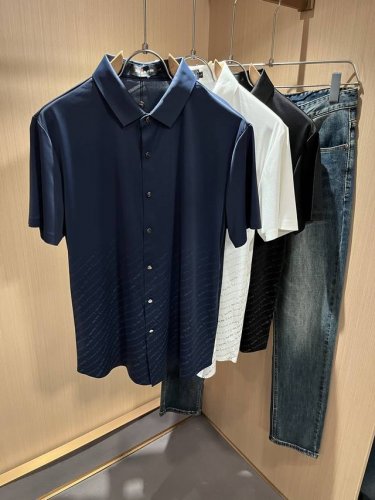 kiton 2025春夏新款男士衬衣，采用进口专属弹力氨纶面料！！简单Logo标识五金设计！代表品牌形象 简洁舒适的款式，线条感粗细均匀饱满，精致细腻，上身高端