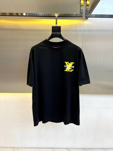 LV、2025春夏男士新款经典Logo压印圆领短袖T恤。进口100%纯棉面料，面料手感丝滑柔软，透气亲肤性极佳，着身无比的舒适，整体质感相当之高！衣身胸前标志性