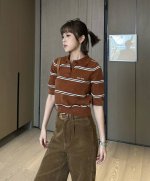 Miu 2025夏季新款 翻领条纹针织短袖 撞色条纹设计 Logo字母低调奢华。气质小翻领甜美少女优雅又时髦，经典版型不挑人上身显瘦又百搭！强烈推荐必入单品！一