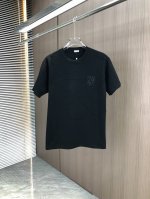 P120 Loew 罗意威 2025春夏新款 圆领短袖 激光烧花刻字模工艺 采用高克重320克双纱精梳棉面料 微宽松版型 面料手感柔软厚实 男女同款 颜色：黑
