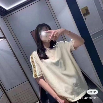新款上新 长期款最高版本爆款来袭Gucci古驰三粒扣侧边双织带夜间反光男女情侣款Polo衫短袖。双G织带反光 V领口Gucci 扣子设计 上海装柜20400购入