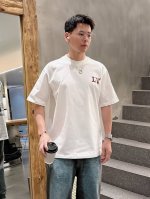 Lv 三标齐全。 2025夏季新款最新品短袖T恤，专柜同步有售，原单狠货，时尚进口原版科技面料，上身舒适透气，原版定制五金辅料，上身帅气有型，三标齐全，推荐款，