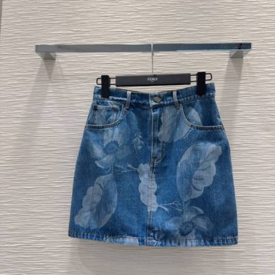 Fend* 2025Ss新款 高版出品~超时髦新款丹宁牛仔 酵洗个性色调上身又酷又飒爽 采用定制高品质斜纹棉质水洗牛仔面料，纹理细腻，棉感自然，既有筋骨感又不失
