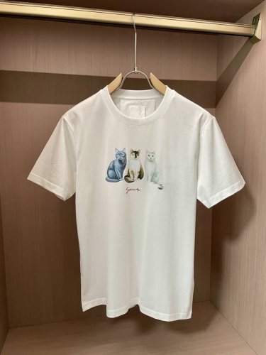 Gvc2025春夏新品三只小猫康利直喷短袖T恤；定制柜台同步棉质面料，非常柔顺细腻水润，胸前由三只小猫采用康利直喷工艺喷涂而成，作为2025夏季最炸裂的一款短袖