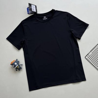 kolon Sport可隆速干运动无缝压胶短袖！ 选用了Seco家族系列面料，主打轻盈、透气和速干性能。 具备出色的吸湿排汗能力，能快速蒸发汗水，保持身体干爽，