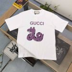 款号：Dg25659 2025新款Gucci古驰紫色蛇年限定图案Logo字母印花休闲情侣短袖T恤，经典图案设计，朋克不羁！！采用250G克重纯棉面料，印花很稳固