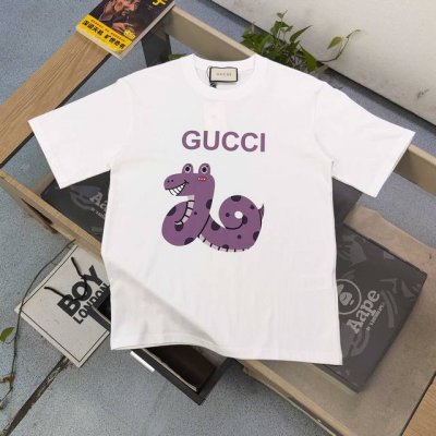 款号：Dg25659 2025新款Gucci古驰紫色蛇年限定图案Logo字母印花休闲情侣短袖T恤，经典图案设计，朋克不羁！！采用250G克重纯棉面料，印花很稳固