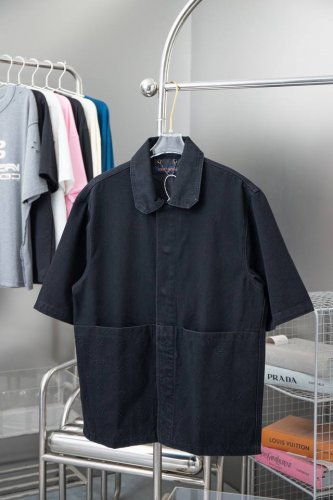 高品质 Lv 路易 25Ss春夏新款重工工装短袖衬衫马甲，轻微做旧浅蓝色洗水，整体呈现笔直利落剪裁，细节Dna方领增添休闲感，经典Monogram元素压纹下摆口