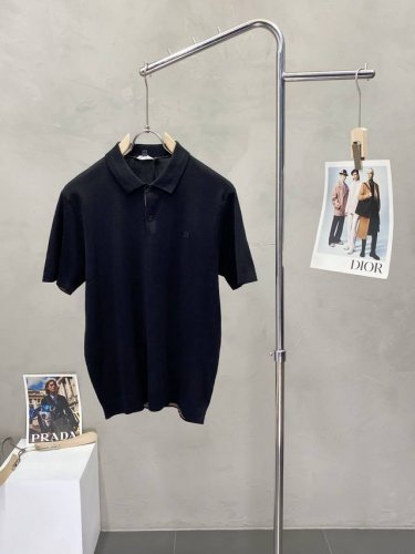 Armani阿玛尼独家专供最新时尚短袖。经典设计感与颜值爆棚的短袖 品质更是无法挑剔品控可以直接入手，不容过错的高端臻品！通过细节图片便可感受到它强悍的气场，时