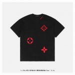 LV 25Ss 领口字母四叶草刺绣短袖 面料采用230克重精梳棉 定制32支1*1螺纹 成衣两遍水洗处理 面料舒适亲肤无异感 定制定染面料 纺织密度高 垂感佳