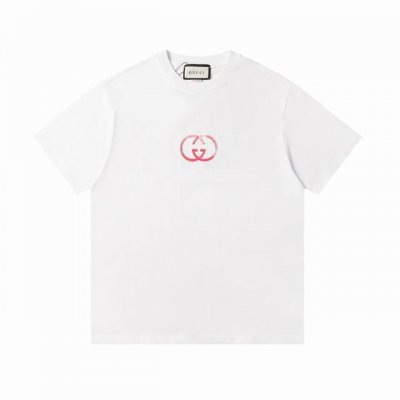 上新 高版本 Gucci 古驰红色重影短袖 倾情推出缀饰活力印花的运动单品，迎接温暖季节的到来。品牌织带继续为整个设计注入复古气息，品牌标识细节则尽展大胆不羁的