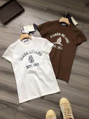 prada丨 普拉达 Ss25 三角徽标针织 做旧字母Logo印花 女款平纹复古水洗破洞圆领短袖T恤. 颜色：白色 棕色. 面料：定织定染纯棉平纹面料. 工艺：