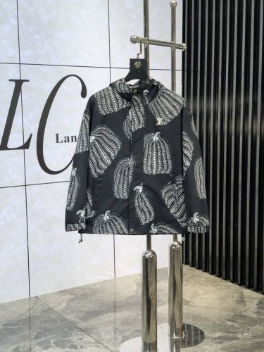 。P340。Lv。25早春新品发售夹克外套，休闲日常穿搭！上身修饰身形、将时装美学和新都市商务休闲概念完美融合，通体将意式的极简、干练和户外功能性风格极致诠释，