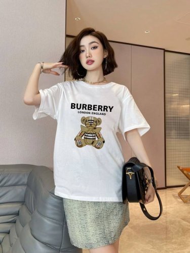 上新！Burberry巴宝莉字母短袖T恤！ 今年不可错过的经典印花棉质Tee,上身很洋气显瘦内搭外穿都看 高密针织圆领设计，平整简约！亲肤透爽！T恤面料的柔软性