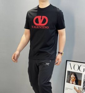 valentin*O华伦天奴新款丝光棉T恤.代工出品 此款打底衫以基础的版型为框架.胸口采用烫画字母立体红色字母工艺 细节为整体搭配起到至关重要的作用 增添了不