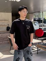 芬迪 2025春夏新款首发专柜最新款短袖圆领T恤 高端订制 设计前卫时尚！品牌Logo重工艺设计 高端定制丝光云朵棉面料.手感柔软.穿着舒适.专柜级别精致车线.