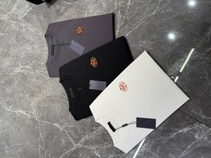 背心 prad* 普拉家25Ss新款背心简约基础款 胸口精致立体品牌字母标识.撞橘色绣花.简单高级 优质 G冰棉布制成.机织技术-相比于普通面料更加富有质感..