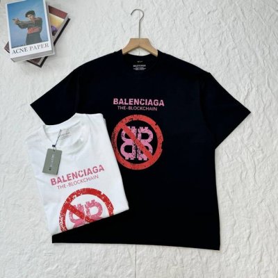 Balenciaga巴黎世家宽松休闲时尚百搭领口弧形艺术字体品牌Logo短袖T恤纯棉男女同款 追求极致品质与时尚格调的你 一定不能错过这件巴黎世家短袖T恤 从面