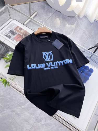 Lv2025春夏新款首发专柜最新款短袖圆领T恤 高端订制 设计前卫时尚！品牌Logo重工艺设计 高端定制丝光长绒棉面料.手感柔软.穿着舒适.专柜级别精致车线.做