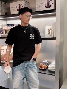 罗意威 2025春夏新款男女同款短袖T恤 定制专属纯棉面料 定制原版工艺螺纹 胸前重工字母Logo工艺设计 简约大方 从容百搭 档次极高 完美融入时尚还有风情感