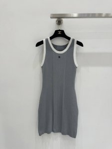 chanel 2025 沙滩春夏新品 撞色修身针织背心裙 金属装饰设计百搭减龄又时髦 少女穿搭修身版型不挑人上身巨显瘦 码数 Sml