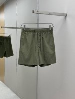 P270 Loewe 24Ss棉质混纺短裤，黑色和卡其绿色两色现货 面料采用轻质纹理棉质府绸面料，常规版型，直筒中腰，松紧裤腰带抽绳，抽绳末端有Loewe压纹皮