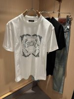 VERS*CE 范*哲 2025春夏新品原单短袖T恤，VERS*CE 范*哲 贸易公司渠道 产品 值的推荐短袖T恤 ，胸前字母logo印花烫钻图像装饰极为精致凸