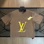 150包邮 lv·路易威登2025春夏季印花Logo短袖T恤 网红明星同款，胸前图案刺绣Logo设计，后背品牌Logo字母标识，高版本打造 前后呼应，面料采用双