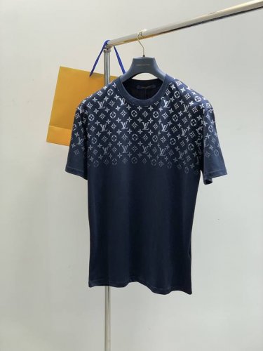louisvuitton 路易威登，2025夏季最新款，专柜同步有售，原单狠货，时尚休闲圆领短袖T恤，上身很有特点！吸睛而有亮点，进口原版面料，顶级印花工艺字母