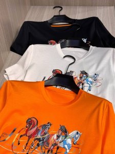 型号Hs033#，爱马家 2025春夏最新奔腾四骏马男士圆领T恤衫，前身极具代表性的四匹骏马奔腾图案，优雅写意的“H”字母贯穿其中，满满都是H家的香橙味道；图案