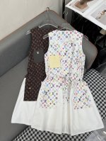 louis Vuitto* 25Ss新款无袖连衣裙 老花图案印花面料拼接装饰 时尚减龄 两色三码Sml