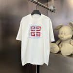 Giv 春夏限定款，定制织梦雅韵罗纹棉 质感细腻 舒适贴肤 以纯黑之色 诠释着优雅 标志性地标识跃然衣上 低调却醒目 彰显独特身份与魅力 凸显肩部线条 感受由内