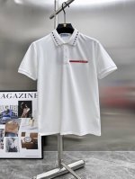 普拉达 prada春夏新款男士短袖polo衫 品牌最新设计元素 既不单调也不复杂,恰到好处的展现品味 客供顶级定制珠地棉面料 舒适吸汗透气根本不在话下,面料独具