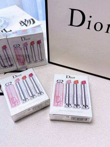 dior润唇膏三件套 高版本正装配手提袋 Dior素颜神器！包包里可以不放口红但一定要放它！日常生活中经常素颜的人，口红太难挑选啦！但是唇部没有颜色，会显得整个