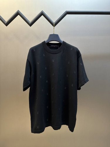 Lv Blason 满印刺绣毛织短袖 本款短袖圆领衫取材细腻棉布 以莹泽纱线刺绣全幅Lv Blason图案 可轻松融入休闲或正式造型 成就换季时节的经典佳选 s
