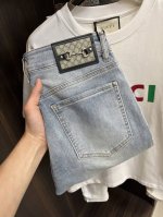 2 Gucci 独家专供25S新款古驰潮男时尚休闲牛仔裤，高端欧版原单裤子，潮流时尚休闲裤子 透气舒适度高，细节无可挑剔，品牌元素设计理念，体现高品质。呈现休闲