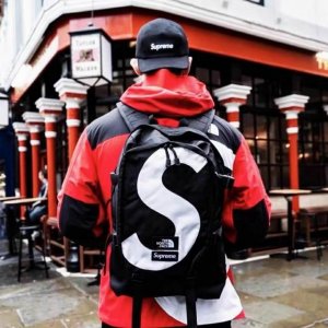 xy潮包上新，P80 款号：2305款 产品名称：Sup联名双肩背包 颜色：黑色、红色、绿色 描述：长青款#全年不下架。 supreme 20Fw 联名双肩反光