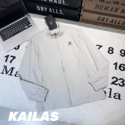 凯乐石Kailas 胸口斜拉链口袋 小太阳印花连帽防晒皮肤衣 男女同款 -面料：采用原版一比一定织定染轻量化Upf70+防风面料。轻柔质感，手感细腻，轻薄透气，
