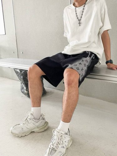 高品质 品名： Lv-23Ss 夏新款剪刀柳丁 印花休闲宽松阔腿抽绳松紧短裤 面料：双面针织 颜色： 黑色 尺码M-L-Xl 腰围 臀围 裤长 M 70 110