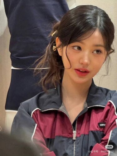 Miu25拼色抽绳工装连衣裙 防风防水环保再生尼龙材质挺括有型工装连衣裙版型 通体采用开襟拉链设计连衣裙外套两穿方案配合撞色拼接增添工装休闲时尚感胸前徽标让视觉