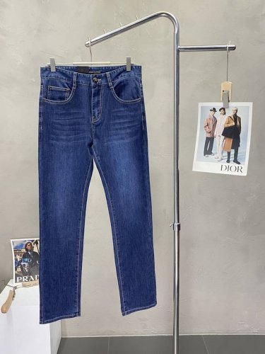 Louis Vuitton路易威登独家专供新款牛仔裤高端版本！专柜定制面料 透气舒适度高，细节无可挑剔，品牌元素设计理念，体现高品质。手感细腻柔软！呈现休闲裁剪